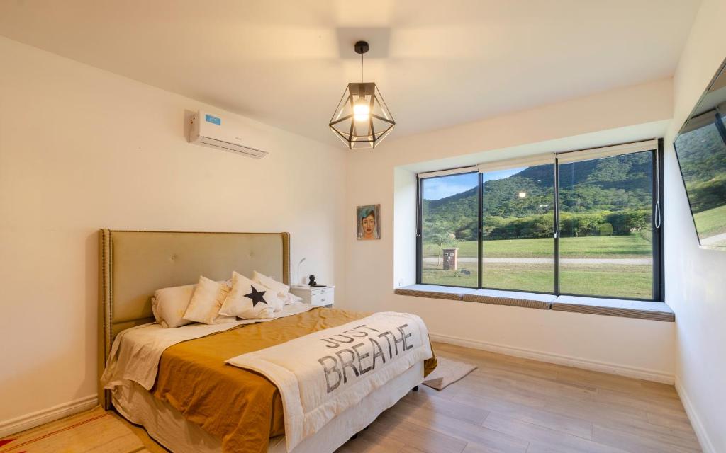 萨尔塔Naturaleza y tranquilidad的一间卧室设有一张床和一个大窗户