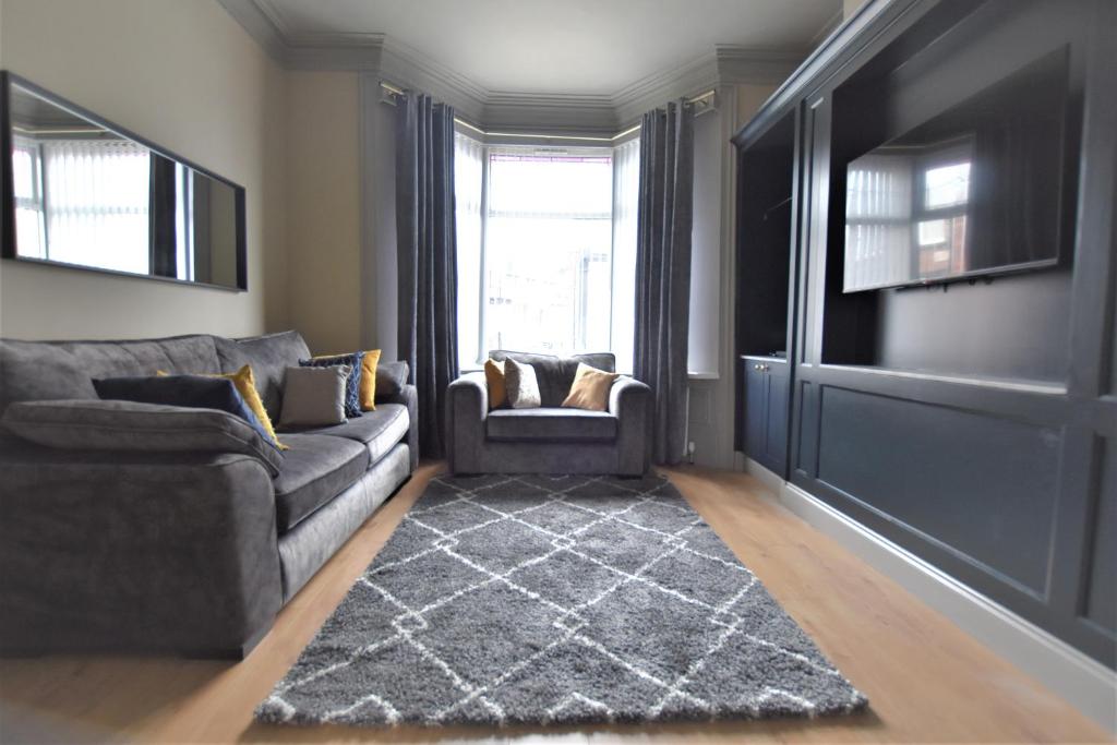 PallionDwell Living - Central Comfortable Cosy 3 bedroom home的带沙发和窗户的客厅