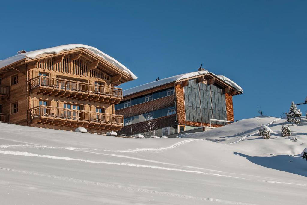 莱赫阿尔贝格Kar Design Appartements的前方雪地滑雪小屋