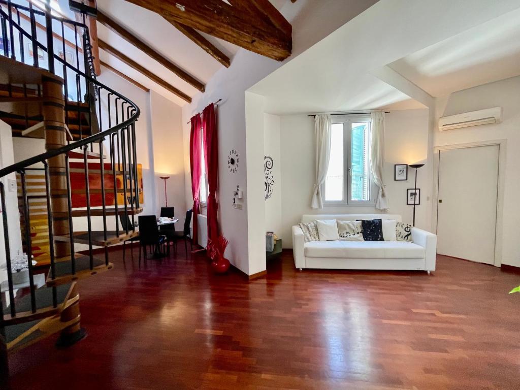 博洛尼亚LA CHIAVE DI VIOLINO Appartamentino musicale的客厅配有白色沙发和窗户