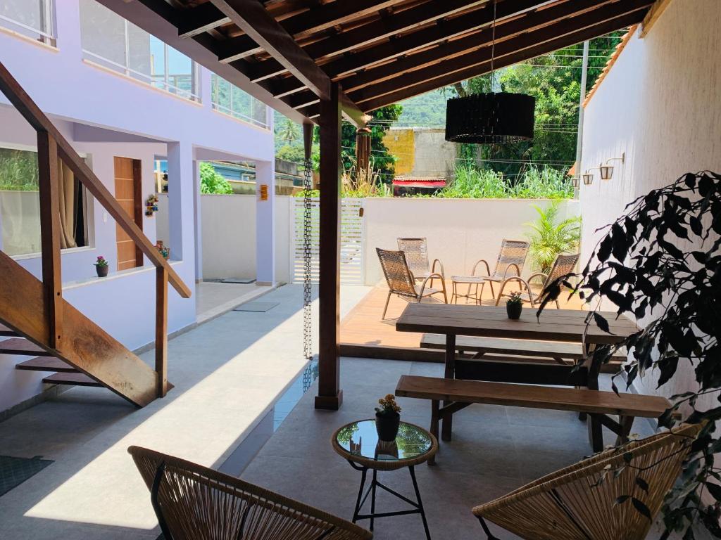 阿布拉奥Lila Limao Hostel的庭院设有长凳、椅子和桌子。