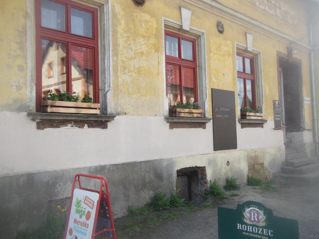 KřižanyRestaurace s ubytováním的一座建筑,前方有窗户和标志