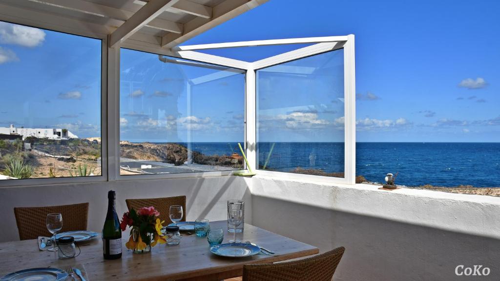 查德尔帕罗奥PERLE DES MEERES的一张餐桌,享有海景