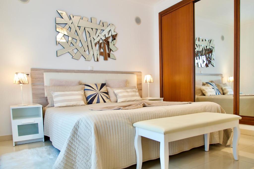 费拉古多Edifício Tomás的一间卧室配有一张带桌子和镜子的床