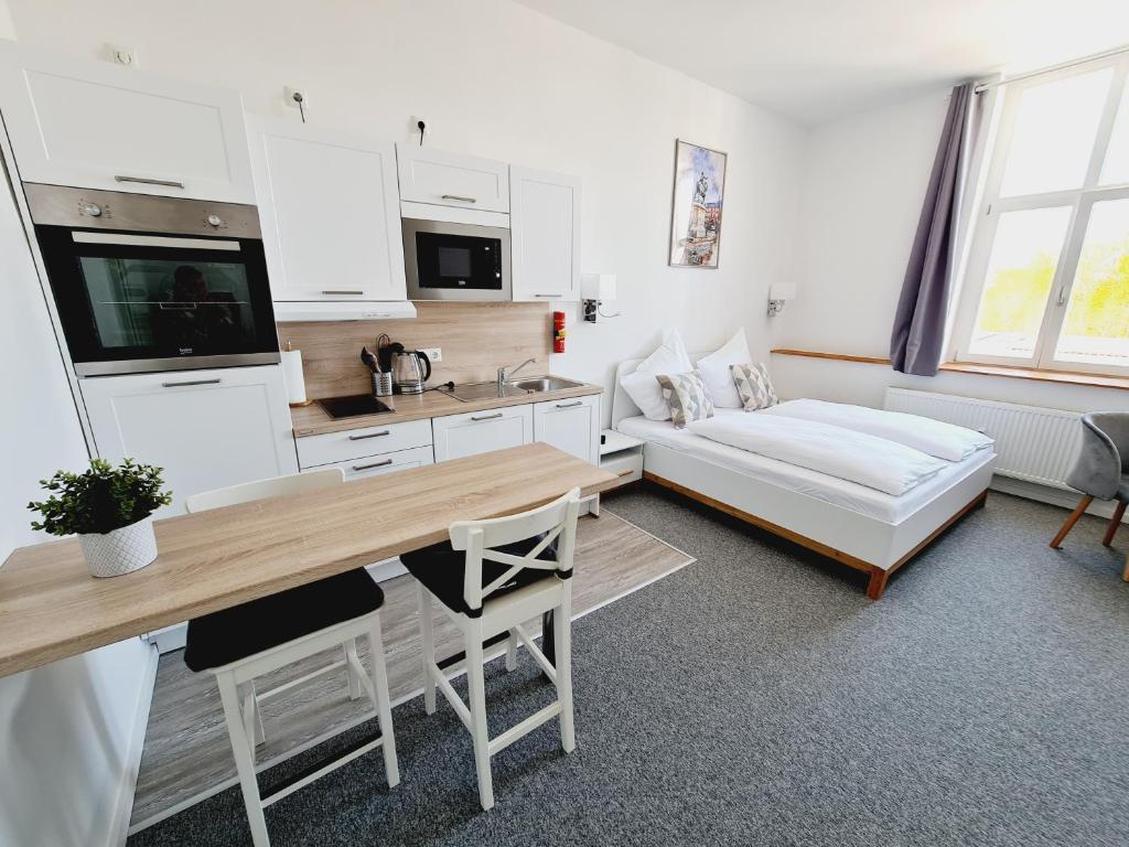 美茵河畔哈瑙Best Boarding House的客厅配有沙发和桌子