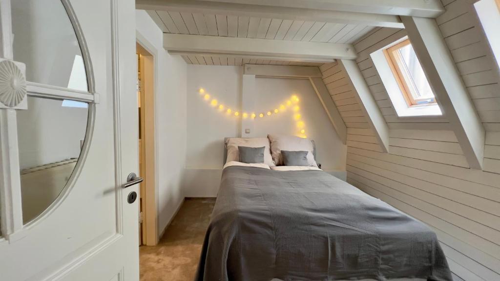 Gemütliche Maisonettewohnung mit Dachterrasse am Schloß客房内的一张或多张床位