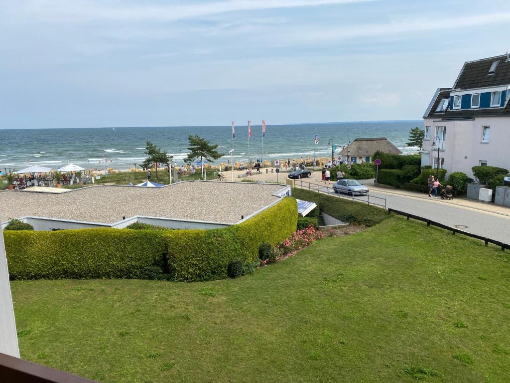 沙博伊茨Berliner Hof 3-Zi-Wohnung mit Meerblick und Strandlage an der Promenade的阳台享有海滩美景。