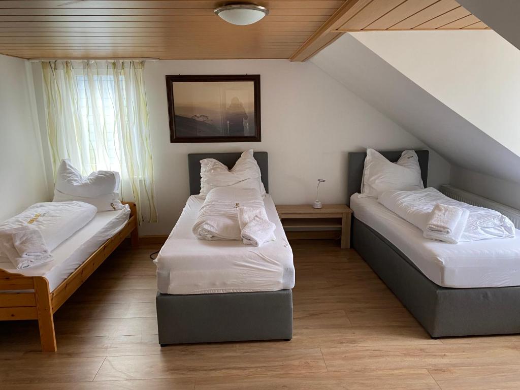 锡根Dorfschenke的客房配有2张带白色枕头的床。