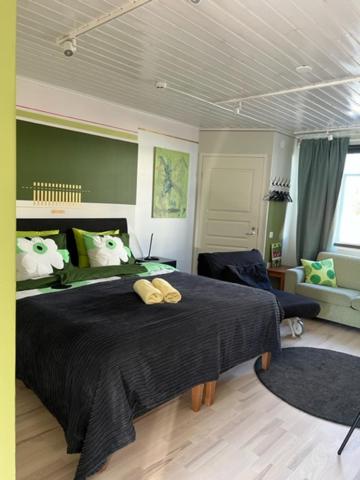 纳坦利凯沃公寓式酒店的一间卧室,配有一张带两个泰迪熊的床