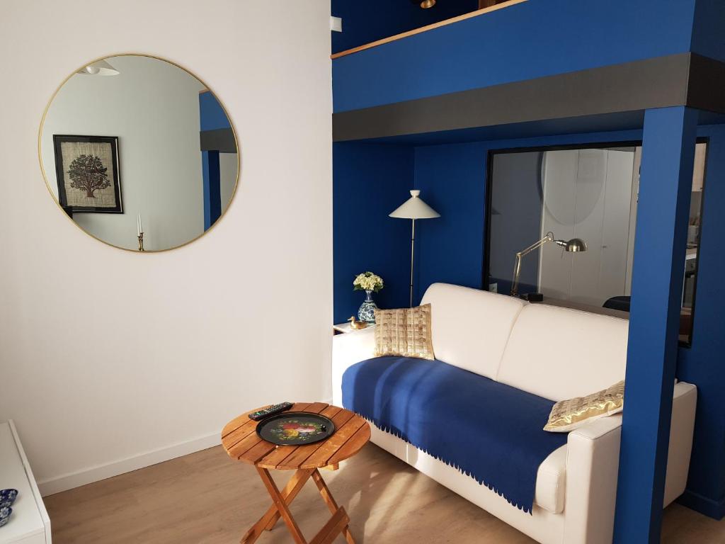 布雷斯特Brest : Beau T1 en centre ville的一间蓝色和白色的卧室,配有一张床和镜子