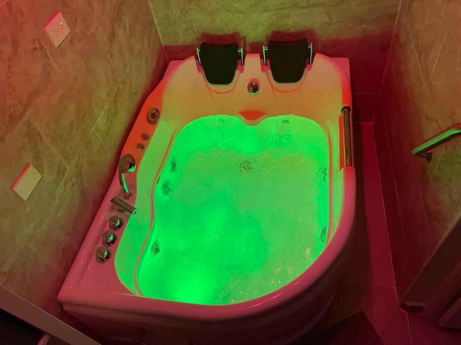 乌马考Palmas View Premium 6的浴缸配有带太阳镜的浴缸