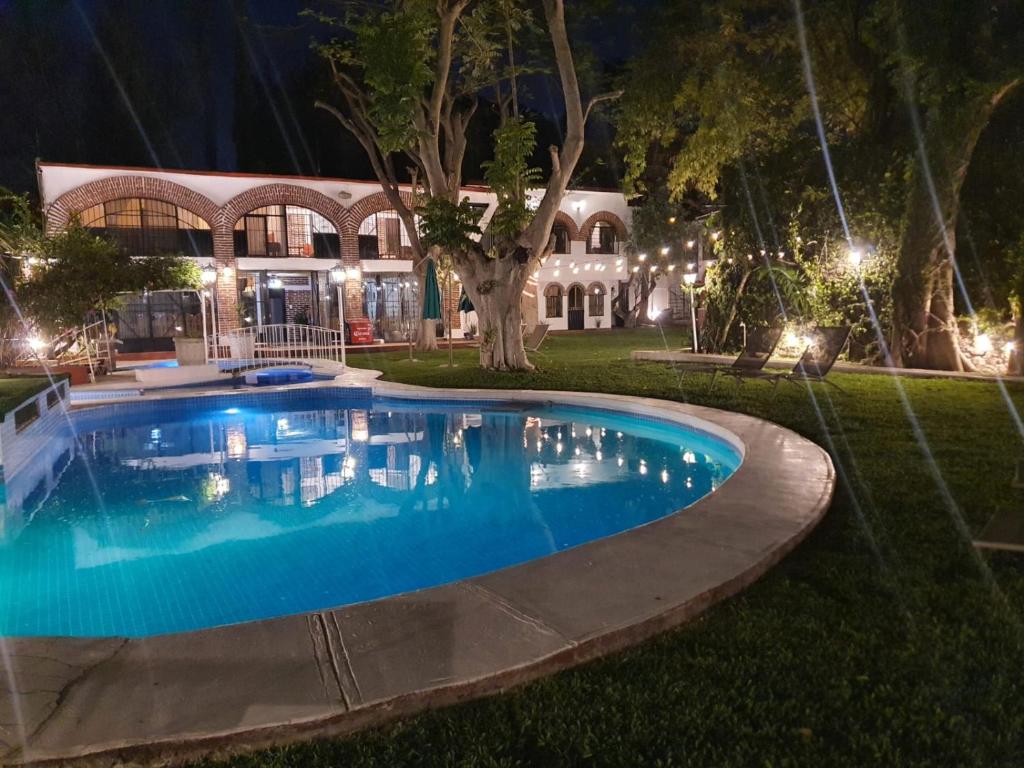 ChiconcuacQuinta Taboo的夜间在房子前面的游泳池