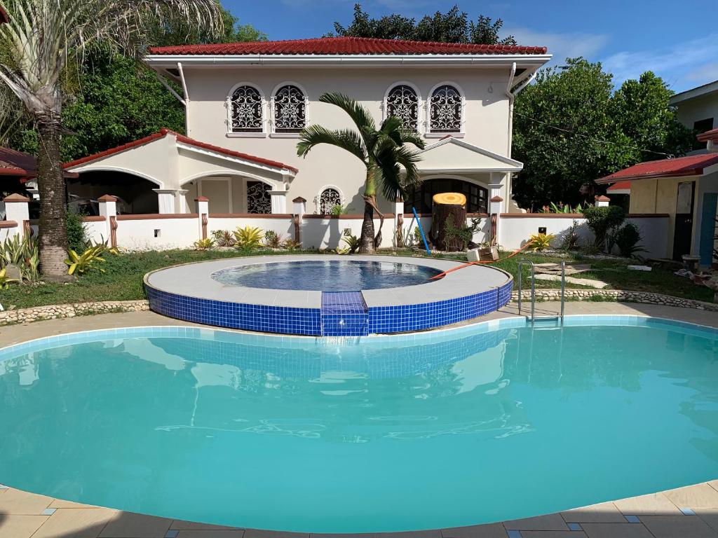 CangbaliguiaRedDoorz at Carlton-Martin Hotel Masbate City的房屋前的大型游泳池