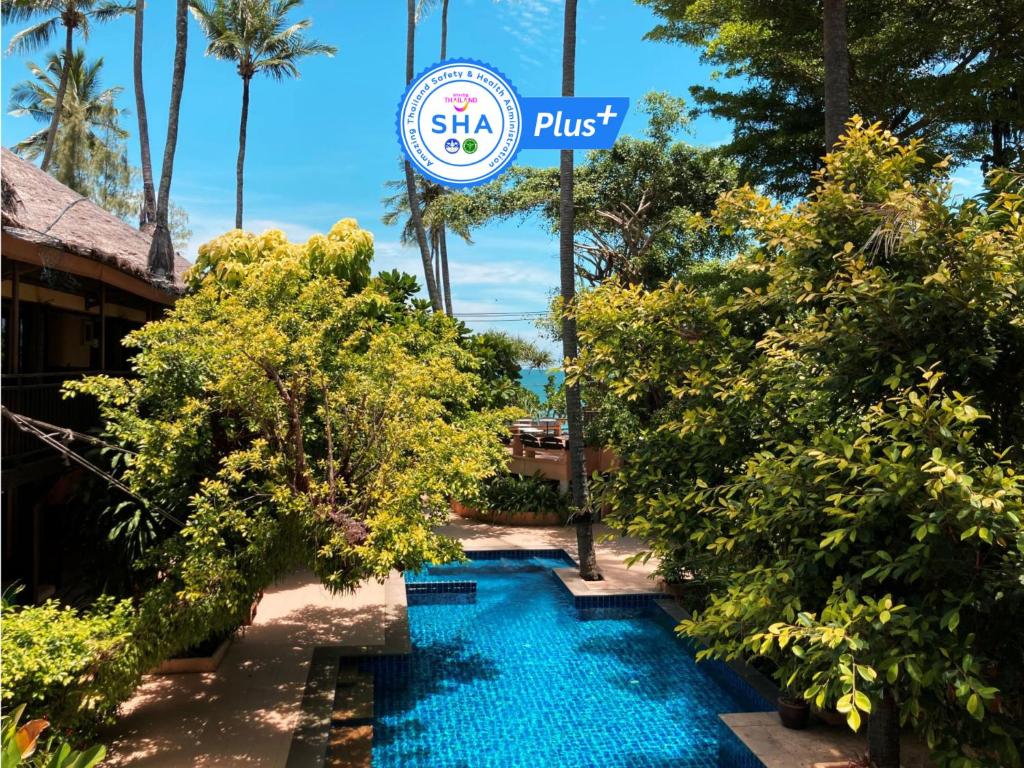 奥南海滩Vacation Village Phra Nang Inn - SHA Extra Plus的一个带标志的度假村前的游泳池
