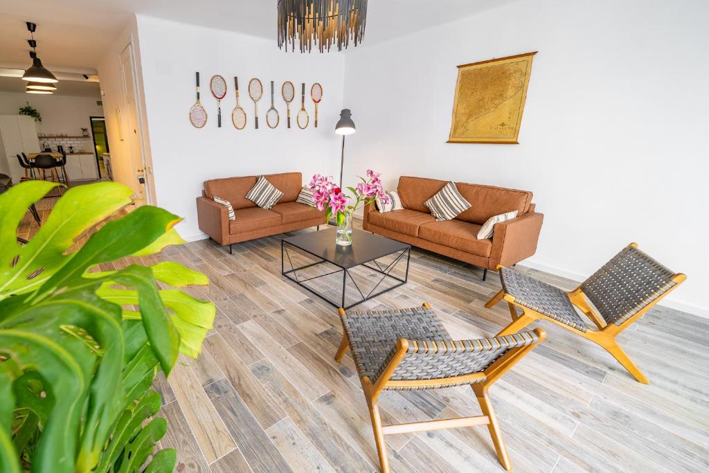 卡里拉CAN MARTINEZ Calella Beach Boutique Apartment的客厅配有沙发、椅子和桌子