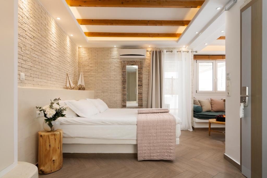 纳克索乔拉Polis of Naxos Boutique Hotel的卧室配有白色的床和沙发