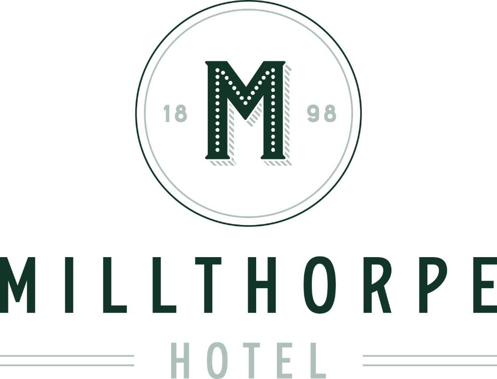 米尔索普Millthorpe Hotel的写着m字的酒店标志