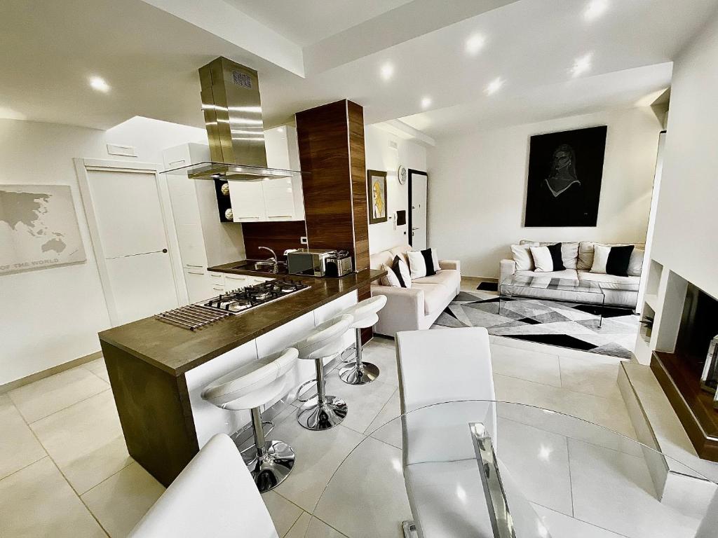 特罗佩阿Mottola Apartment的厨房以及带桌椅的起居室。