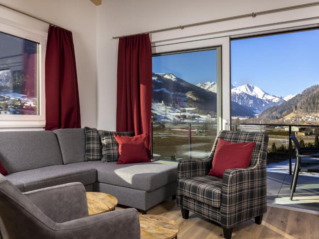 东蒂罗尔地区马特赖Classic holiday home in Matrei in Osttirol with sauna的客厅配有沙发和两把椅子