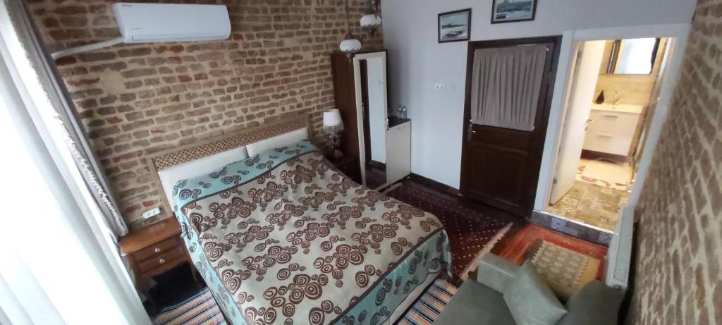 伊斯坦布尔Fener sweet的一间小卧室,配有床和砖墙