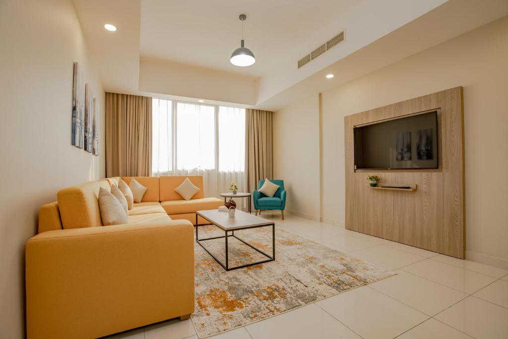 富查伊拉Platinum Coast Hotel Apartments的带沙发和电视的客厅
