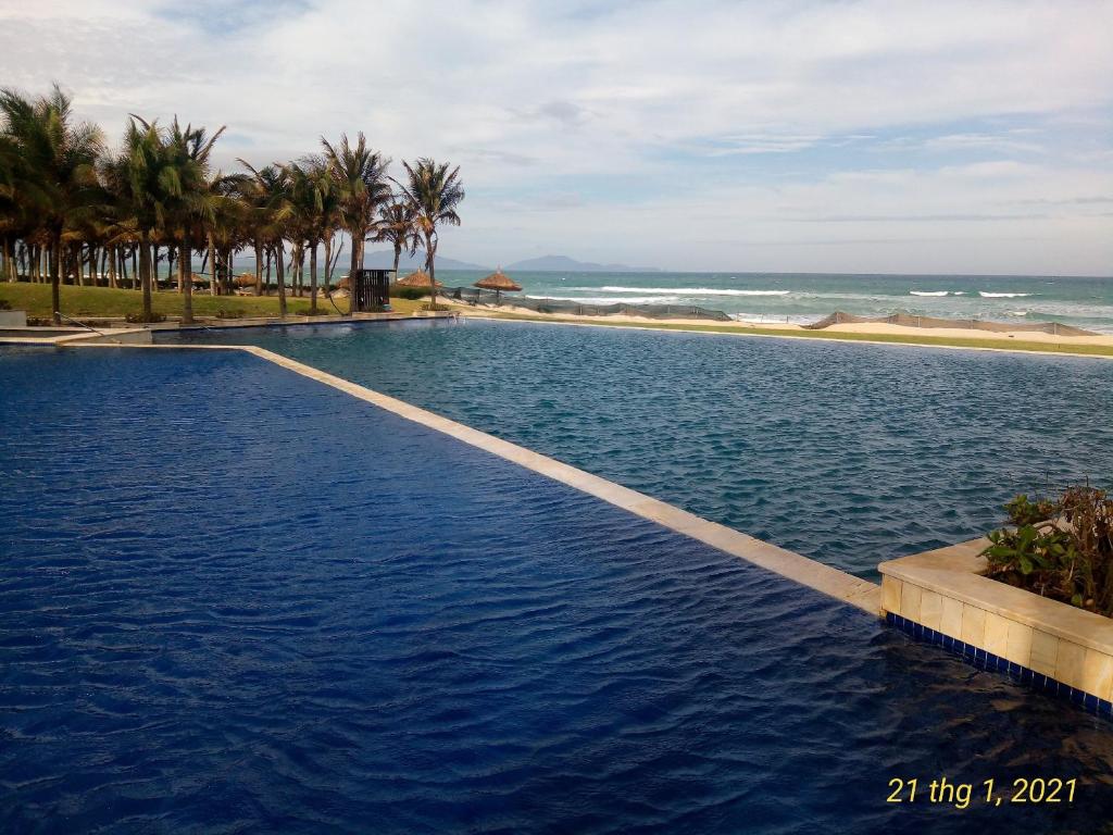金兰Long Hải Villas trong Wyndham garden Cam Ranh的一座背景海洋的游泳池