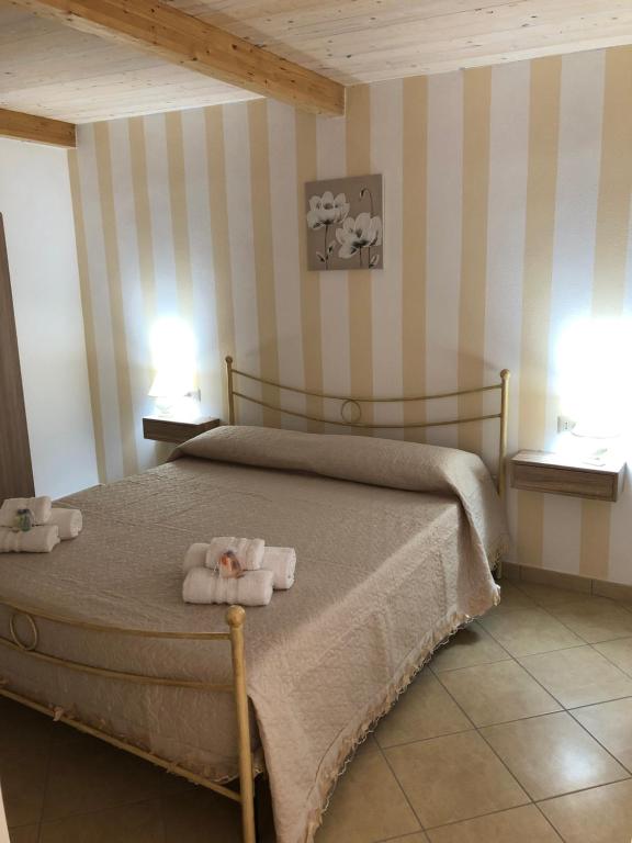 特罗佩阿Residenza FILIPPO的一间卧室配有一张床,上面有两条毛巾