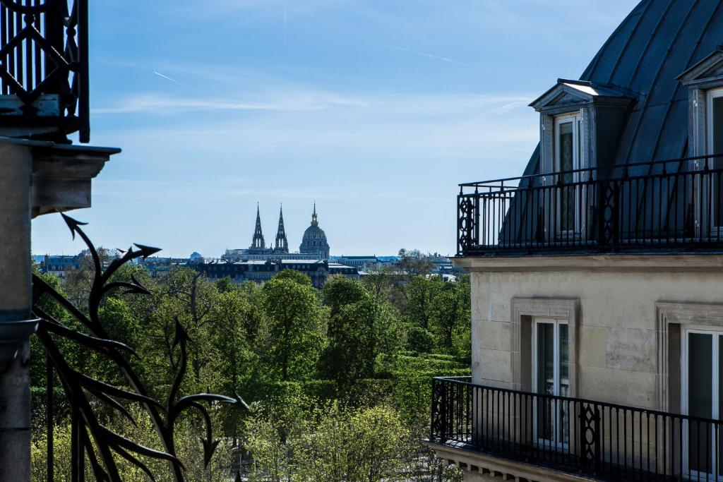 巴黎Hôtel La Tamise - Esprit de France的从大楼欣赏到巴黎城市的景色