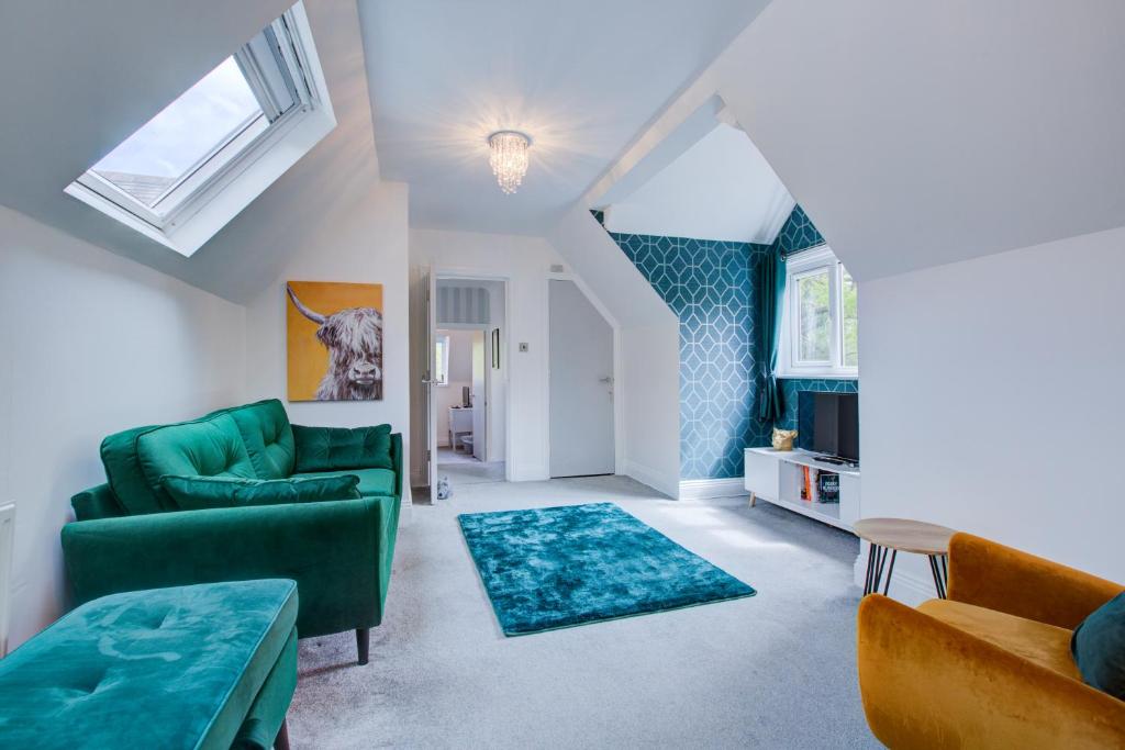 伯恩茅斯Luxury 3 Bedroom Apartment Close to Beach, Bournemouth & Meyrick Park的客厅配有绿色沙发和椅子