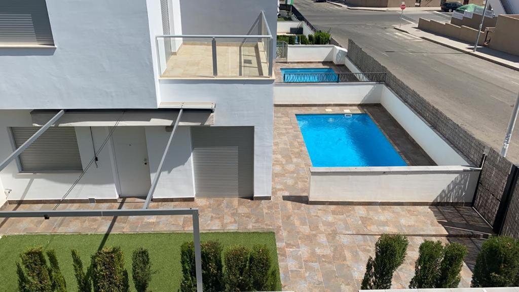 阿利坎特Villa Luxury - Private Pool - Wifi - Solarium的享有带游泳池的外部景致