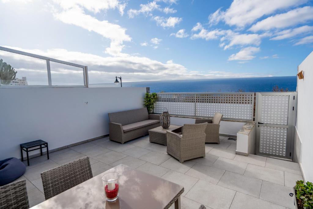 塔瓦伊瓦Luxurious apartment with large terrace and sea views的海景屋顶露台