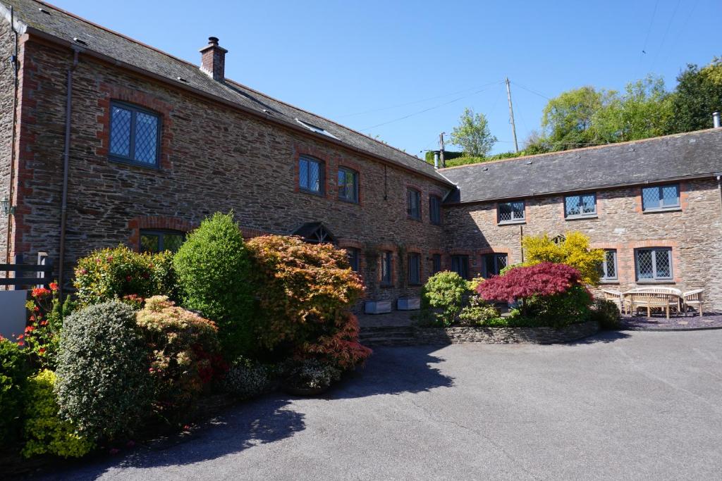 SlaptonCarlane Court, Slapton, South Devon的前面有花卉的砖砌建筑