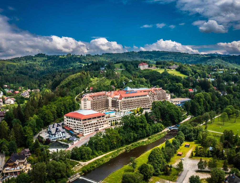维斯瓦格勒比斯基维斯拉酒店的享有Akhtarörörörörörörörörörörör大学的空中景致。