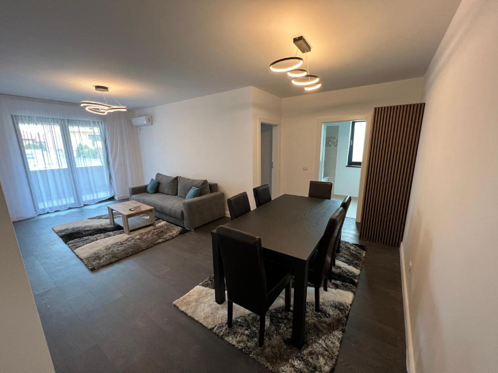 克拉约瓦Apartament lux zona stadion ion oblemenco的客厅配有桌子和沙发