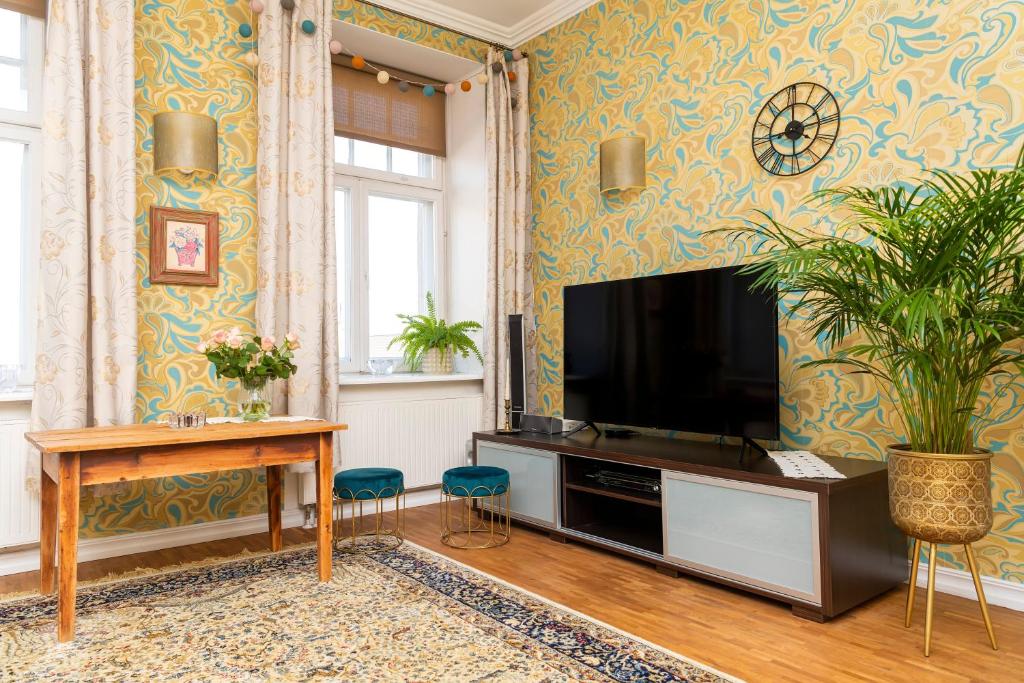 派尔努Suur-Sepa Residence的客厅配有电视和桌椅