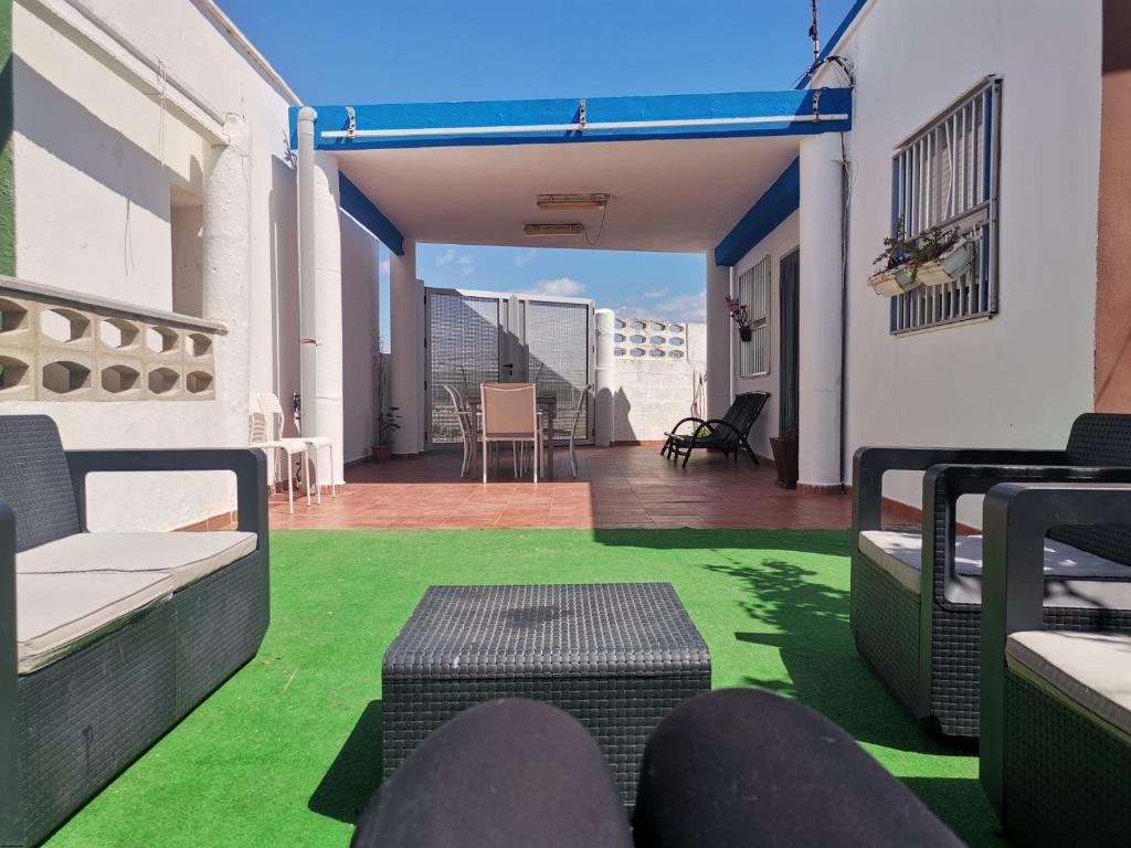 Mareny BarraquetasLa Caseta de Jose的阳台设有绿草起居室