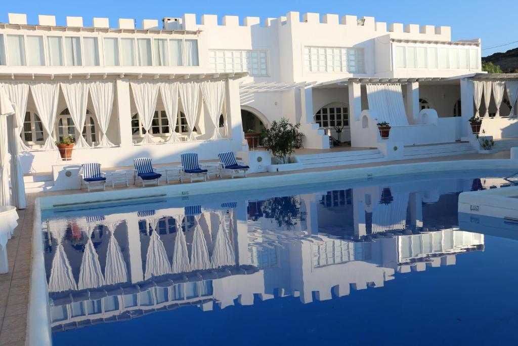 斯科拉波尔托斯考塔利浪漫酒店的大楼前有游泳池的酒店