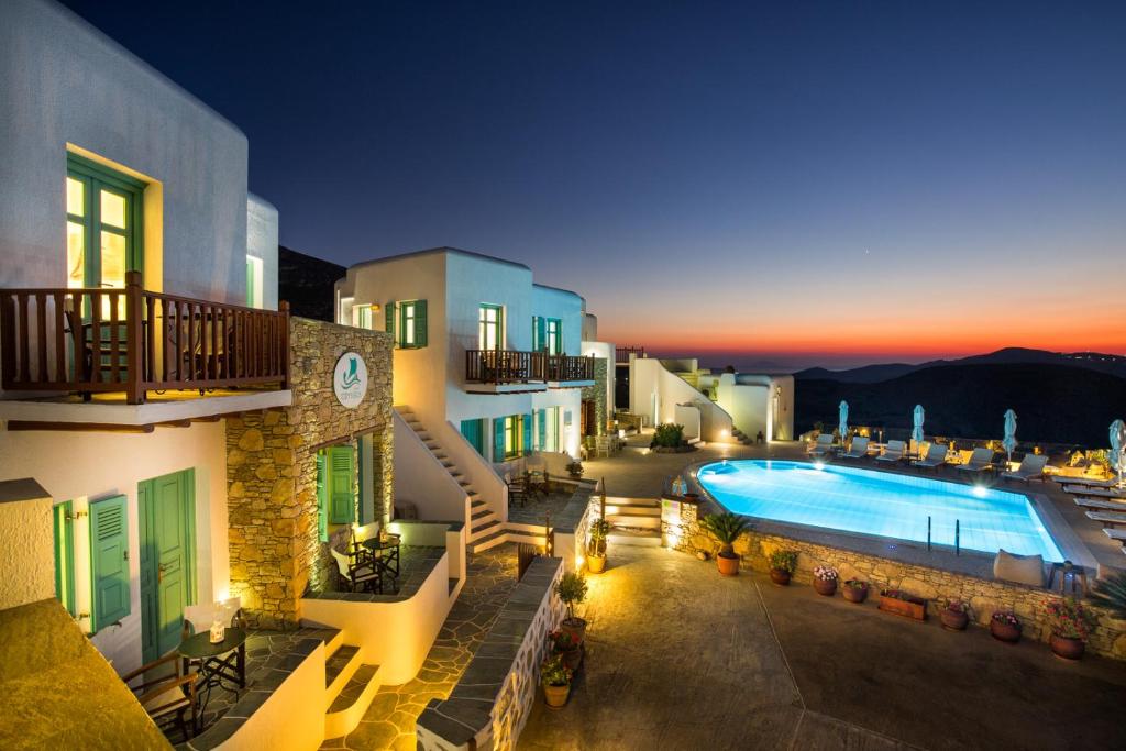 乔拉弗雷恩多斯Hotel Odysseus的一座建筑旁的一座建筑,设有游泳池