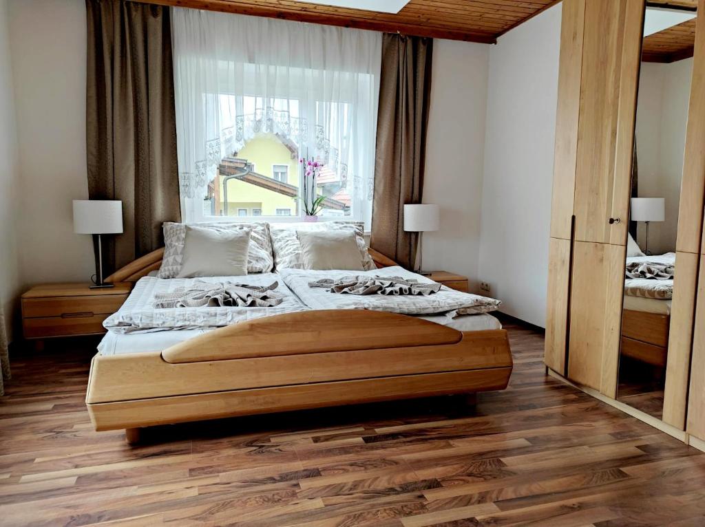 BarnbachSigi Apartment的一间卧室设有一张大床和大窗户