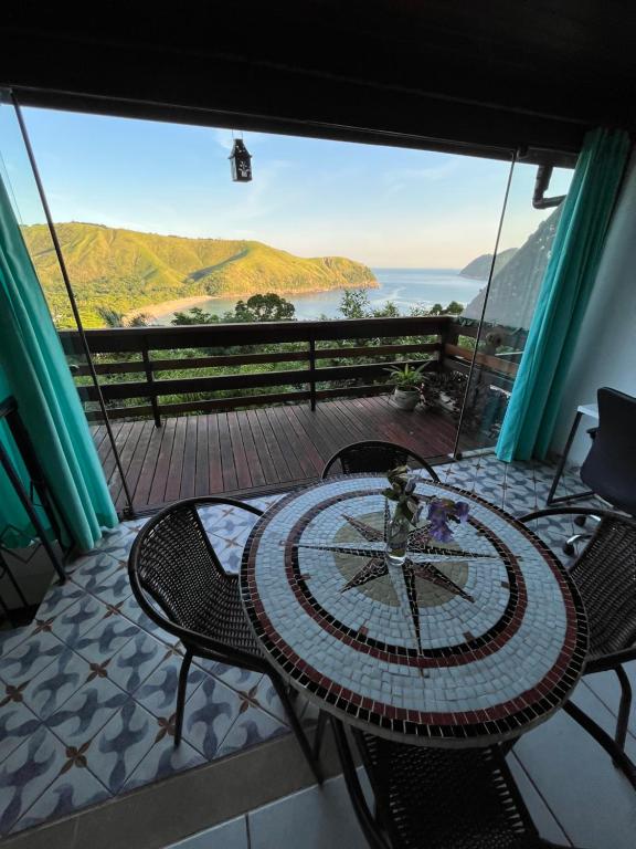 圣塞巴斯蒂安Loft com vista ao mar的美景阳台配有桌椅