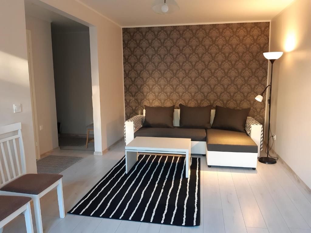 哈普萨卢Apartment Südalinnas的客厅配有沙发和桌子