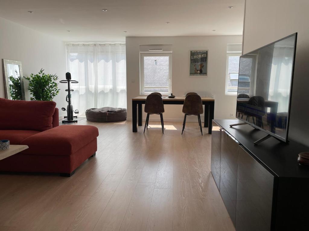 昂热Lac de maine - 75m2 refait a neuf的客厅配有沙发和桌椅