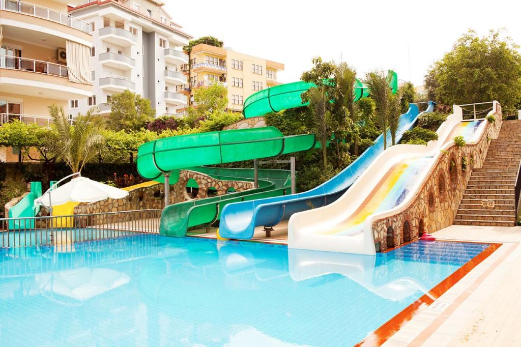 阿拉尼亚Sunpark Garden Hotel的度假村游泳池的水滑梯