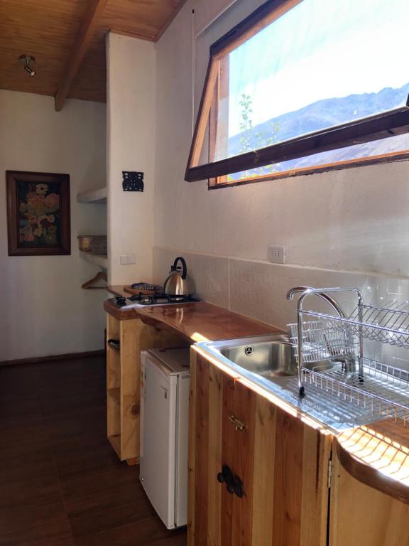 皮斯科艾齐卡巴纳斯埃尔齐米斯塔酒店的厨房设有水槽和窗户。