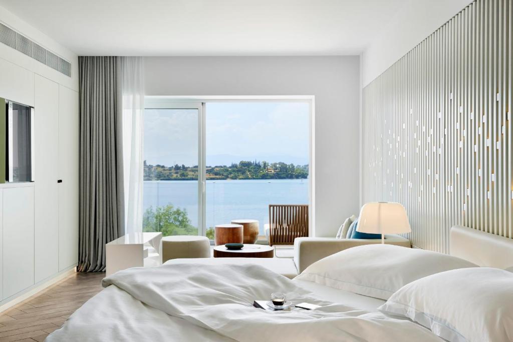 波多河丽尼基海滩度假村及Spa的一间卧室设有两张床和大窗户