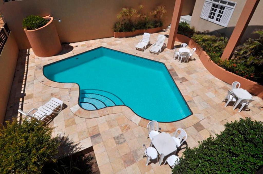 福塔莱萨普拉亚2000酒店的享有带躺椅的游泳池的顶部景致