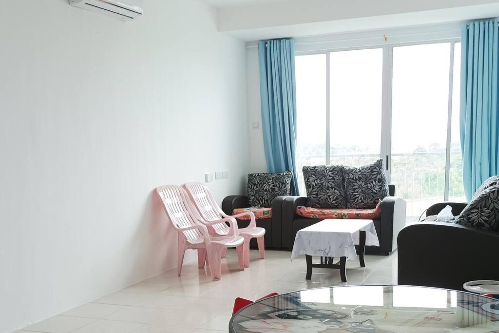 Kota SamarahanIke village的客厅配有沙发、椅子和桌子