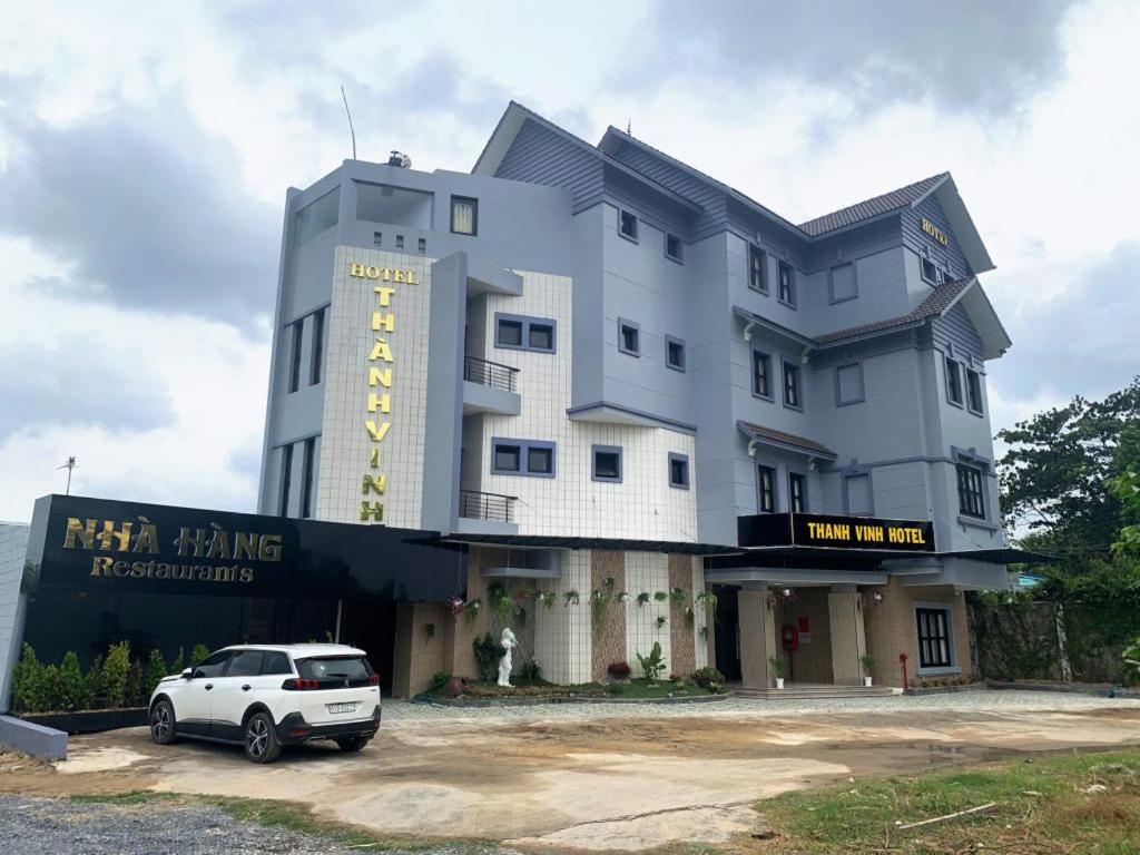 Ấp TrảngTHÀNH VINH Hotel的停在大楼前的白色汽车