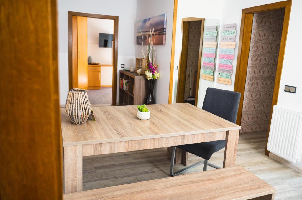圣卡尼兹Appartement Mila的一张木桌和椅子