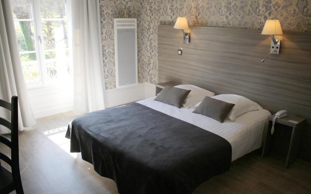 波旁朗西Logis Grand Hôtel Bourbon-Lancy的一间卧室,卧室内配有一张大床
